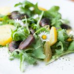 Wildkräuter-Erdäpfel-Salat mit steirischen Käferbohnen